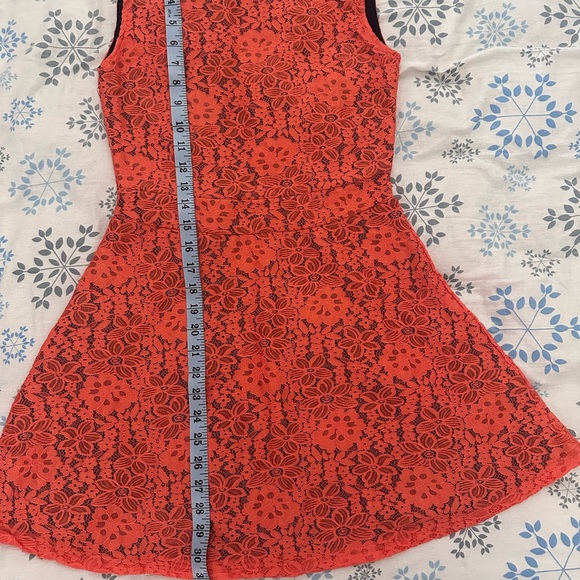 Beautiful short dress - Picture 2 of 4